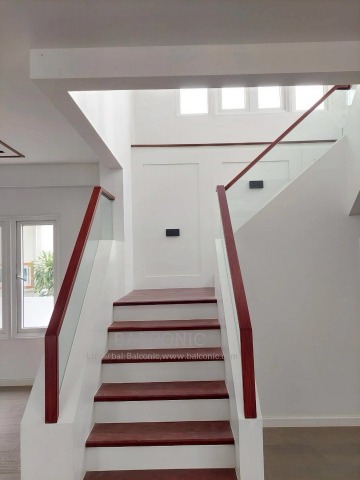 รับออกแบบบันได้กระจก